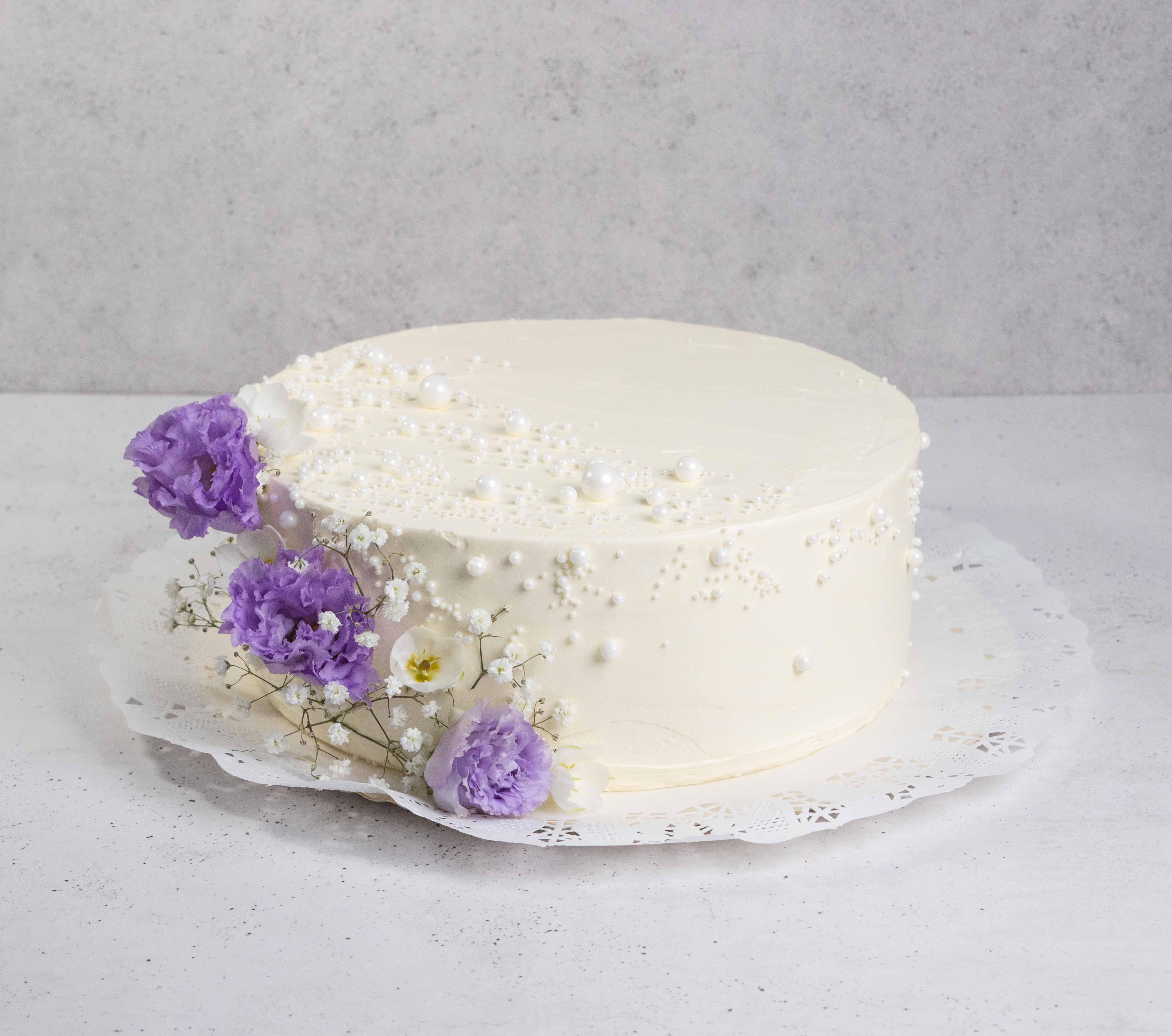 Torta de matrimonio con flores lila y gypsophila
