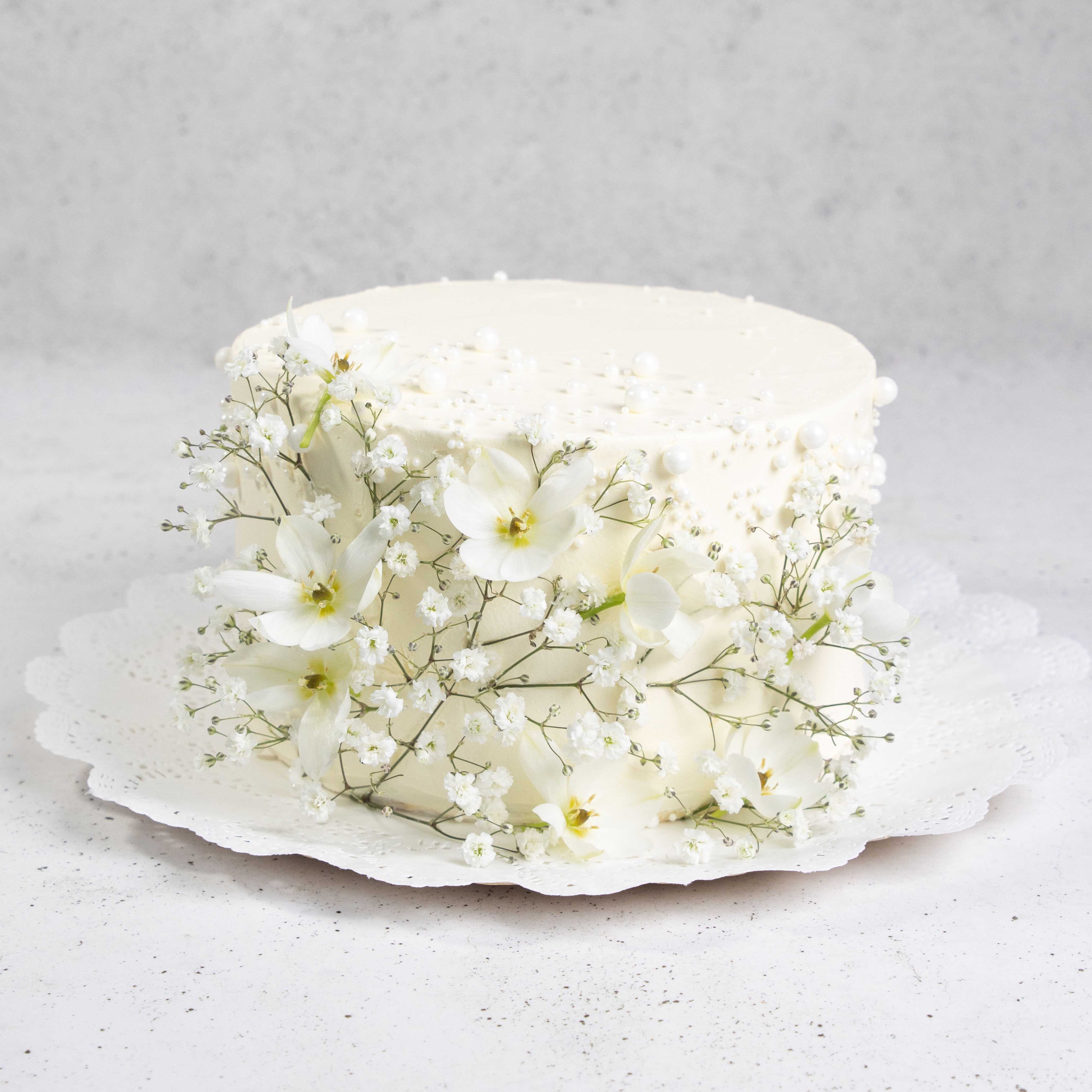 Torta de matrimonio con flores blancas