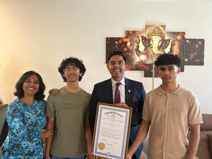Democratic Leader Ranjeev Puri presenting a tribute certificate to Mohana Mukherjee Das and her sons, Dron and Druheen Das. Democratic Leader Ranjeev Puri presenting a tribute certificate to Mohana Mukherjee Das and her sons, Dron and Druheen Das.