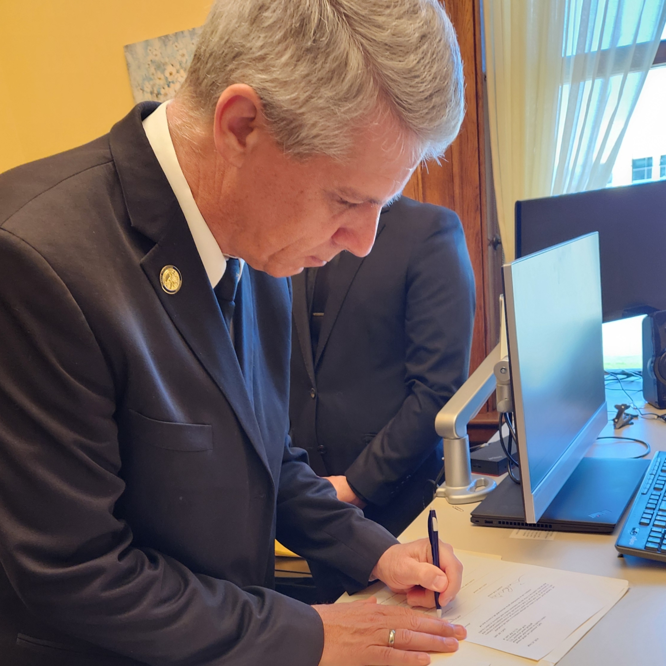 Thumbnail photo of Senator Drazkowski signing his name on a bill