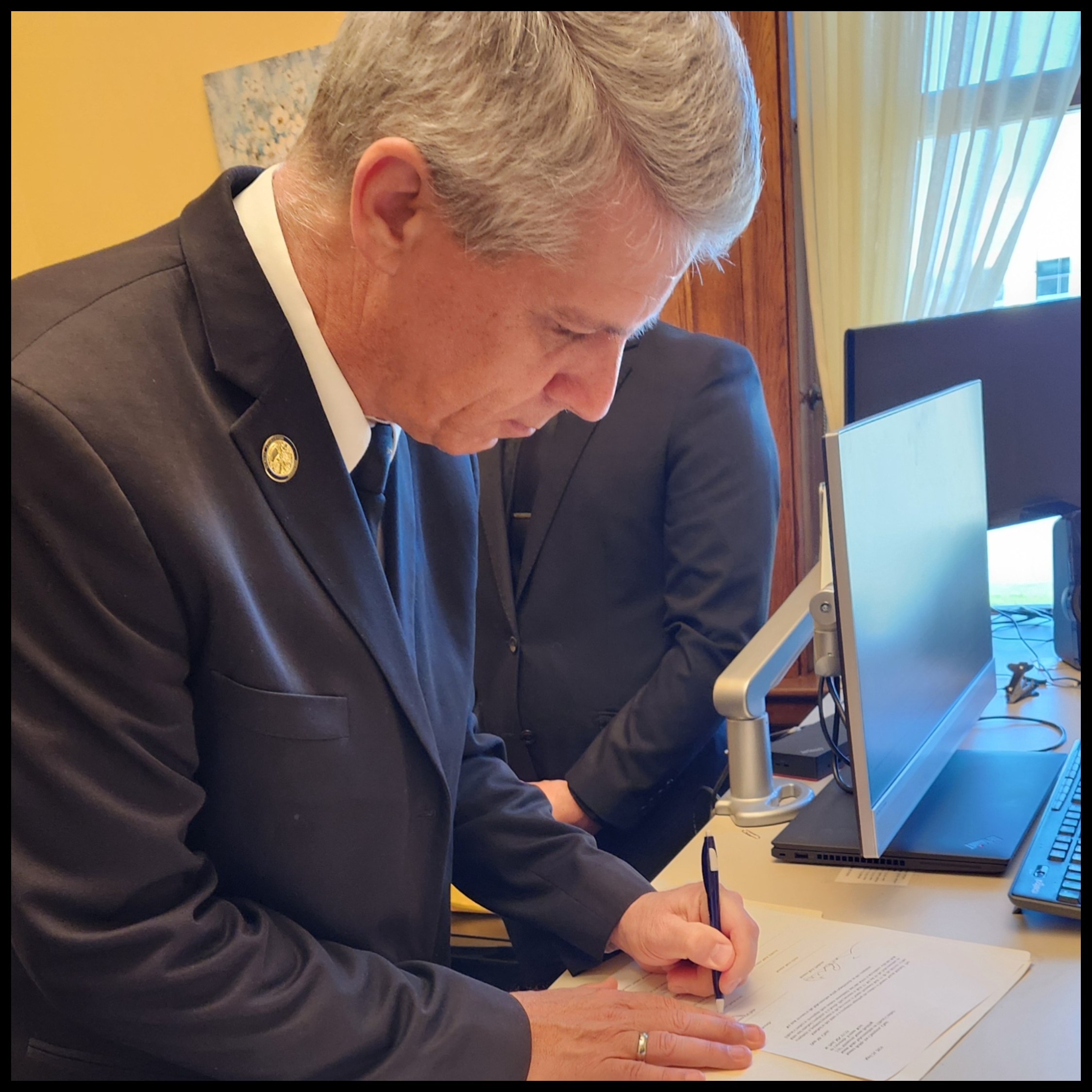 Thumbnail photo of Senator Drazkowski signing his name on a bill