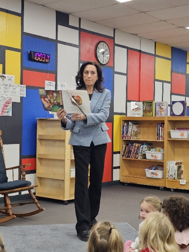 Michigan State Representative Angela Witwer reading to an elementary school class at Potterville Elementary School. Michigan State Representative Angela Witwer reading to an elementary school class at Potterville Elementary School.