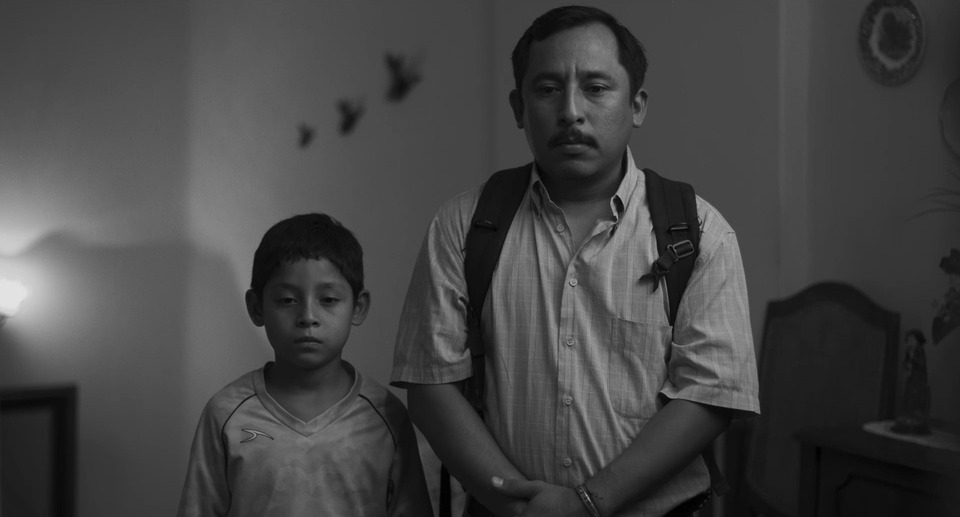 Tulio y su hijo Cristian en una escena de Moscas