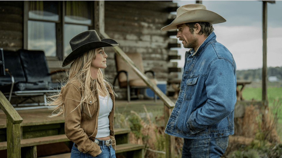 Brandon Sklenar y Lorelei Olivia Mote en El Rescate
