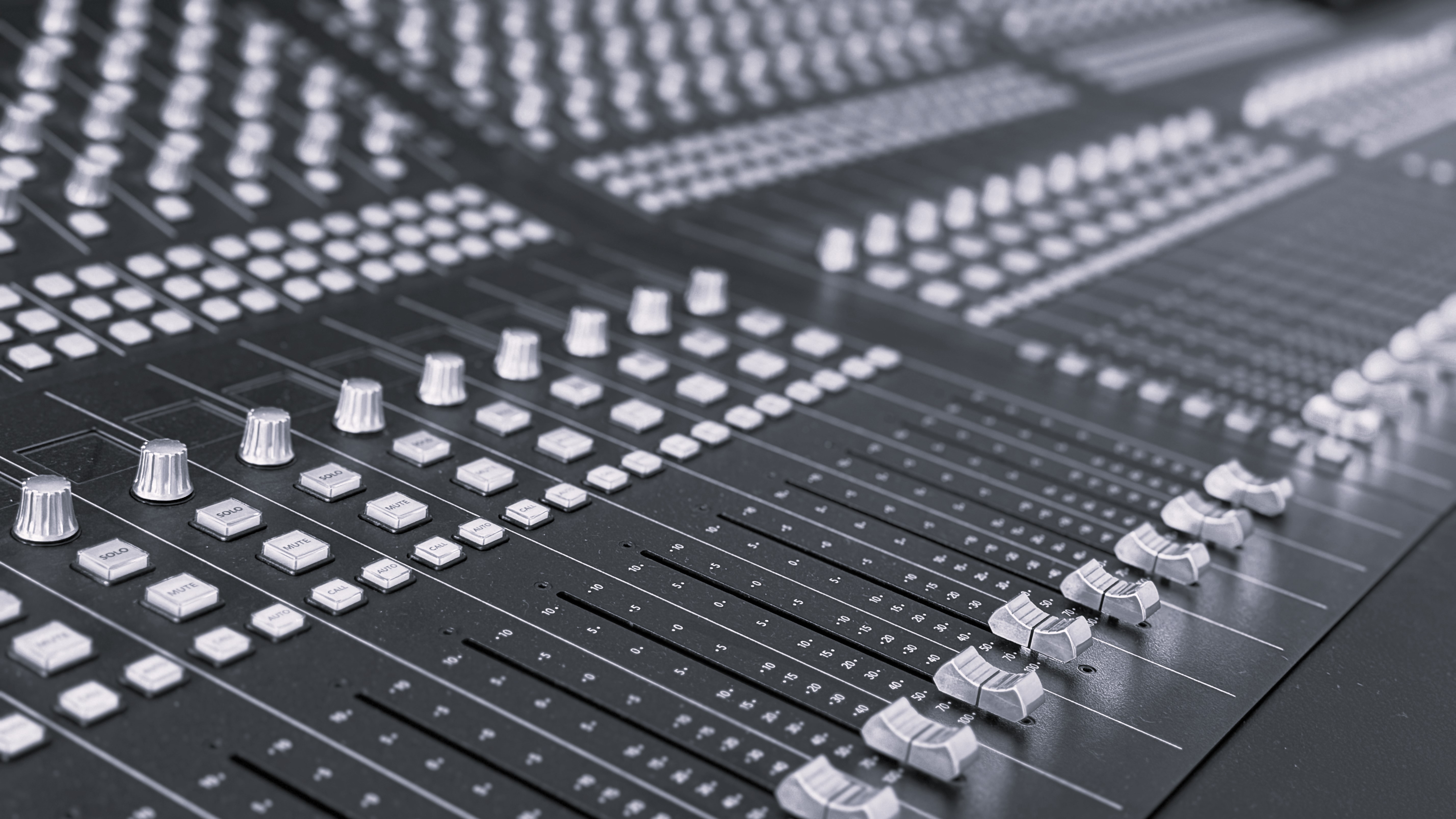 Close up shot de consola de mezcla BlackMagic DaVinci Fairlight 5.1 de cuatro piezas en salon de produccion CEC