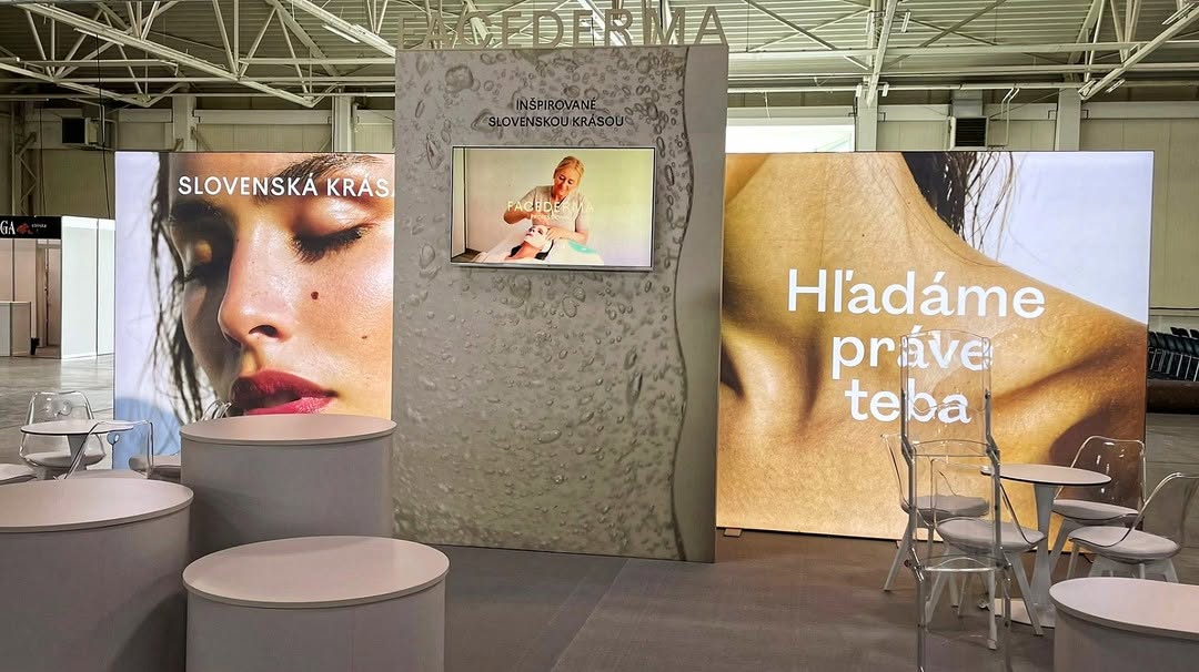 Stand retroiluminado con Cajas de Luz Modulares BIG LED UP para cosmética, con impresión textil y estructura profesional doble cara.