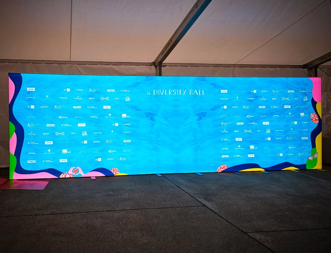 Photocall con caja de luz BIG LEDUP de gran formato, ideal para eventos institucionales. Gráfica continua retroiluminada en textil sin cortes.