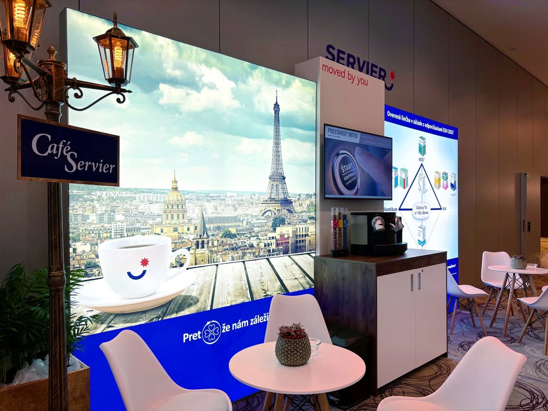 Caja de Luz BIG LED UP con gráfica de París retroiluminada, usada como fondo decorativo en el stand. Iluminación LED de alta potencia y perfil de aluminio anodizado.