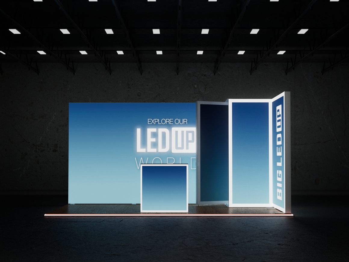 Stand BIG LED UP 5x3 visto de frente, con tres cajas de luz LED, mostrador y puerta cerrada, ideal para ferias y espacios promocionales. Stand BIG LED UP 5x3 visto de frente, con tres cajas de luz LED, mostrador y puerta cerrada, ideal para ferias y espacios promocionales.