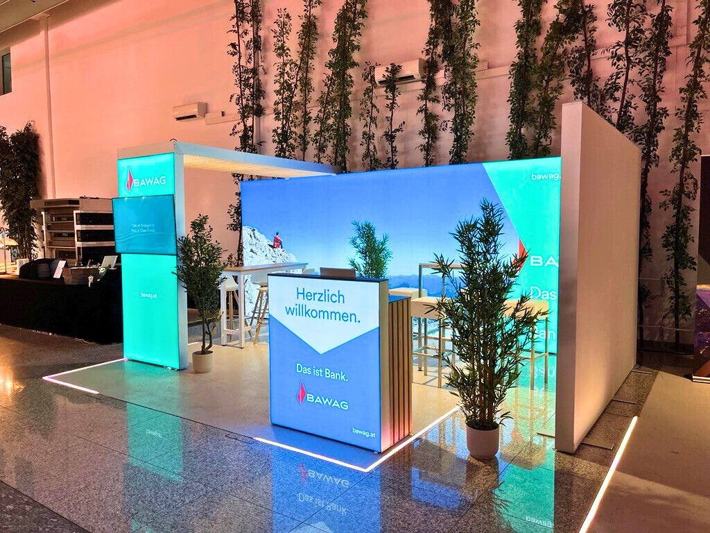 Photocall con caja de luz BIG LEDUP de gran formato, ideal para eventos institucionales. Gráfica continua retroiluminada en textil sin cortes.
