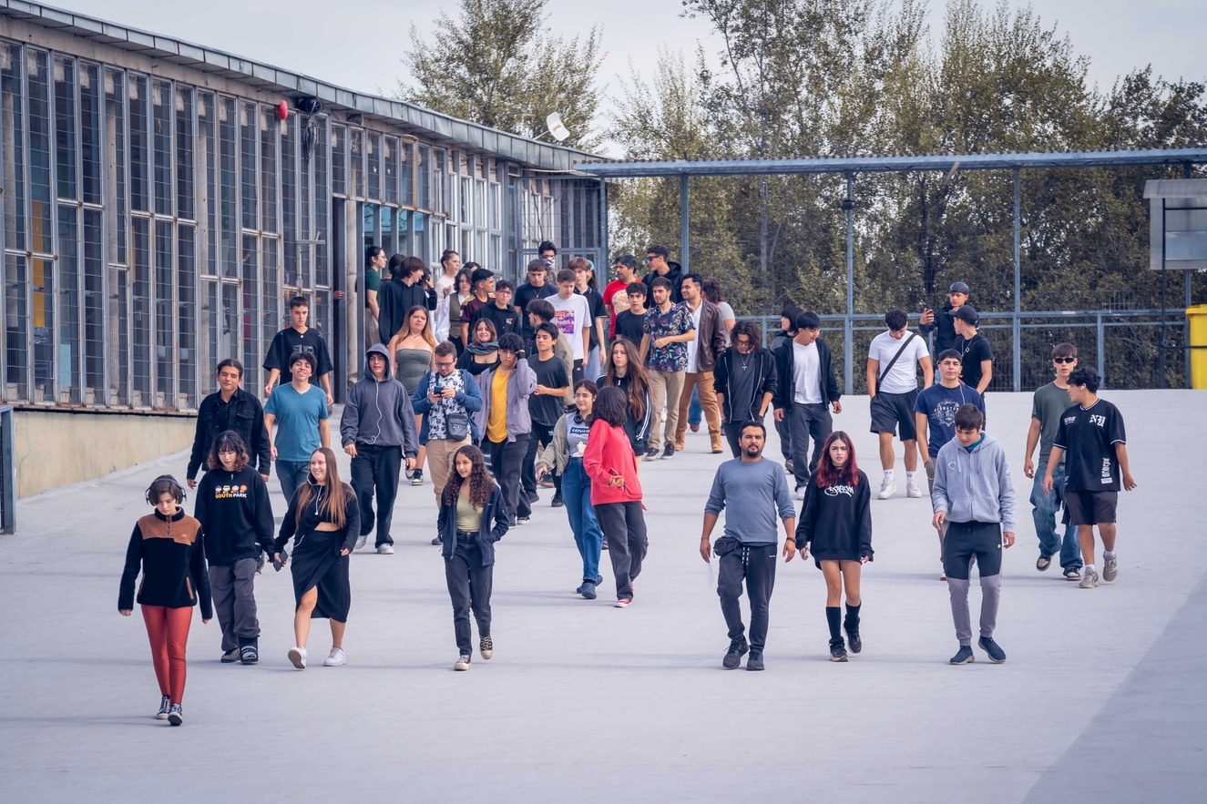 Estudiantes del Colegio Altamira en Peñalolén compartiendo en un ambiente de confianza, diversidad y aprendizaje