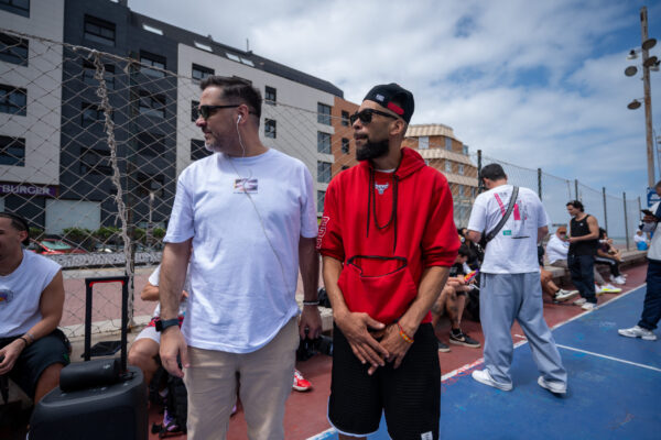 Chris Almeida junto a Original Juan