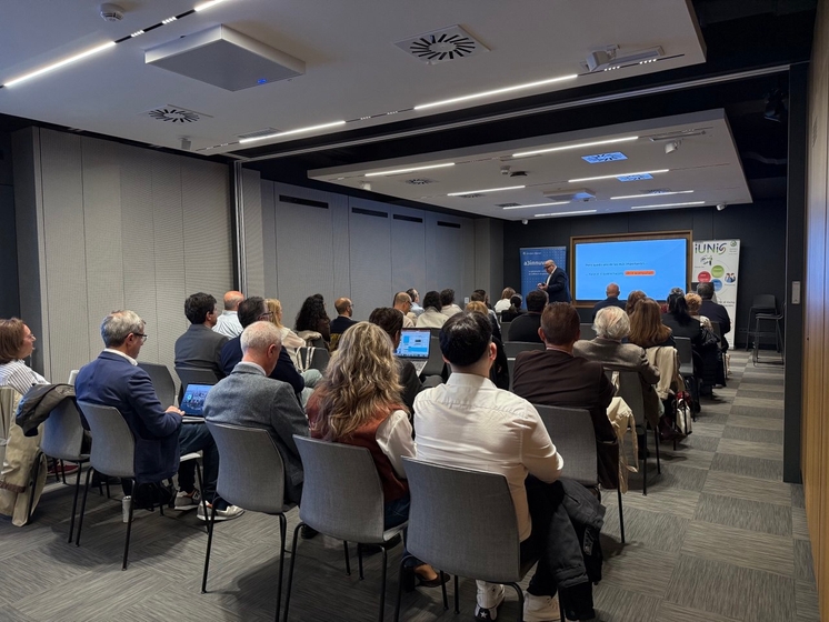 Foro Activa organizado por Grupo iUNiS en Madrid, con ponentes como Toni Izquierdo y el Centro de Innovación de Despachos Profesionales.