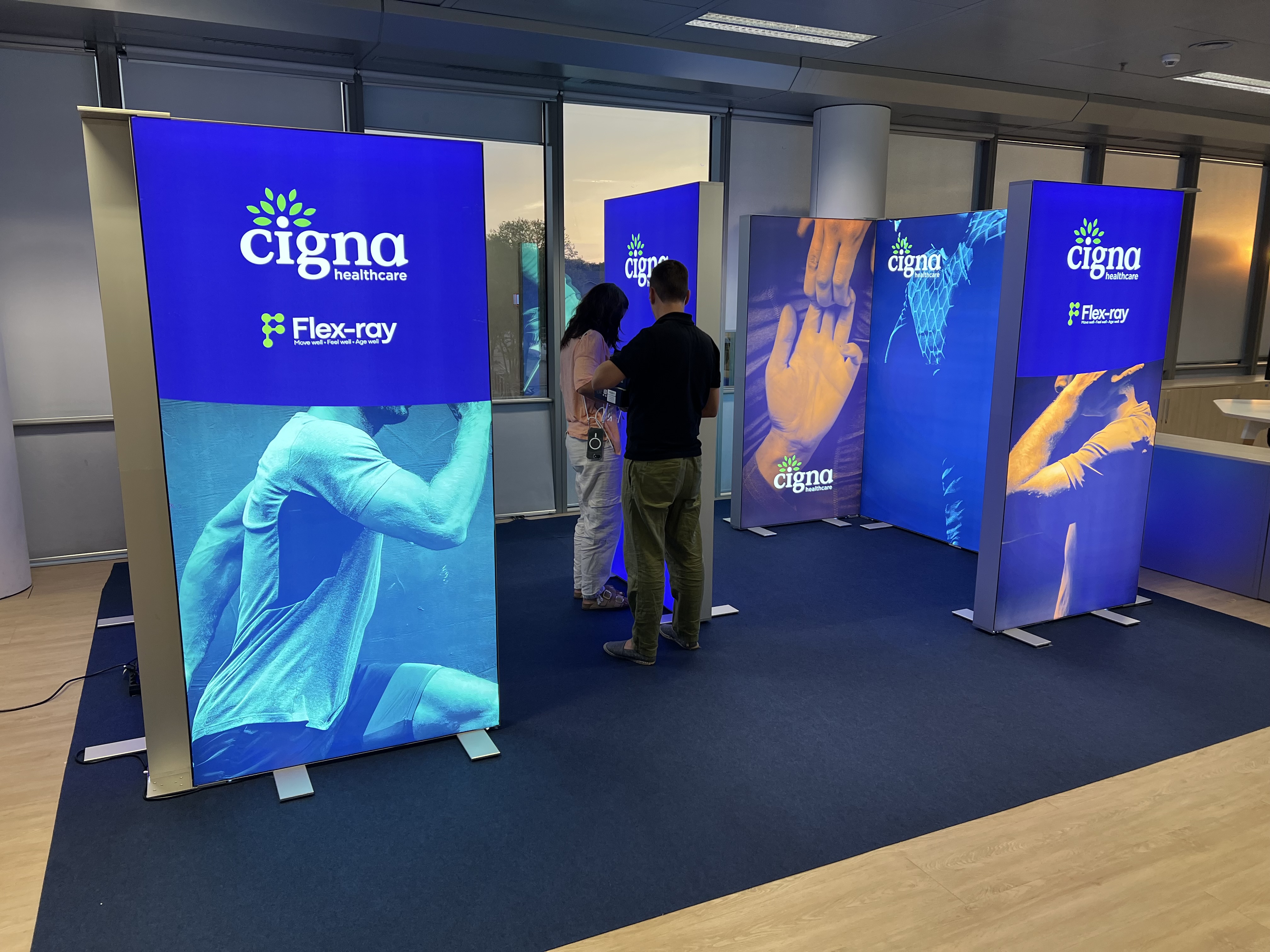 Stand con 8 cajas de luz BIG LED UP en forma de U y una con soporte para iPad