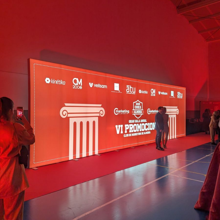 Photocall de 10 metros con caja de luz BIG LEDUP para la cena de gala del club de marketing Almería