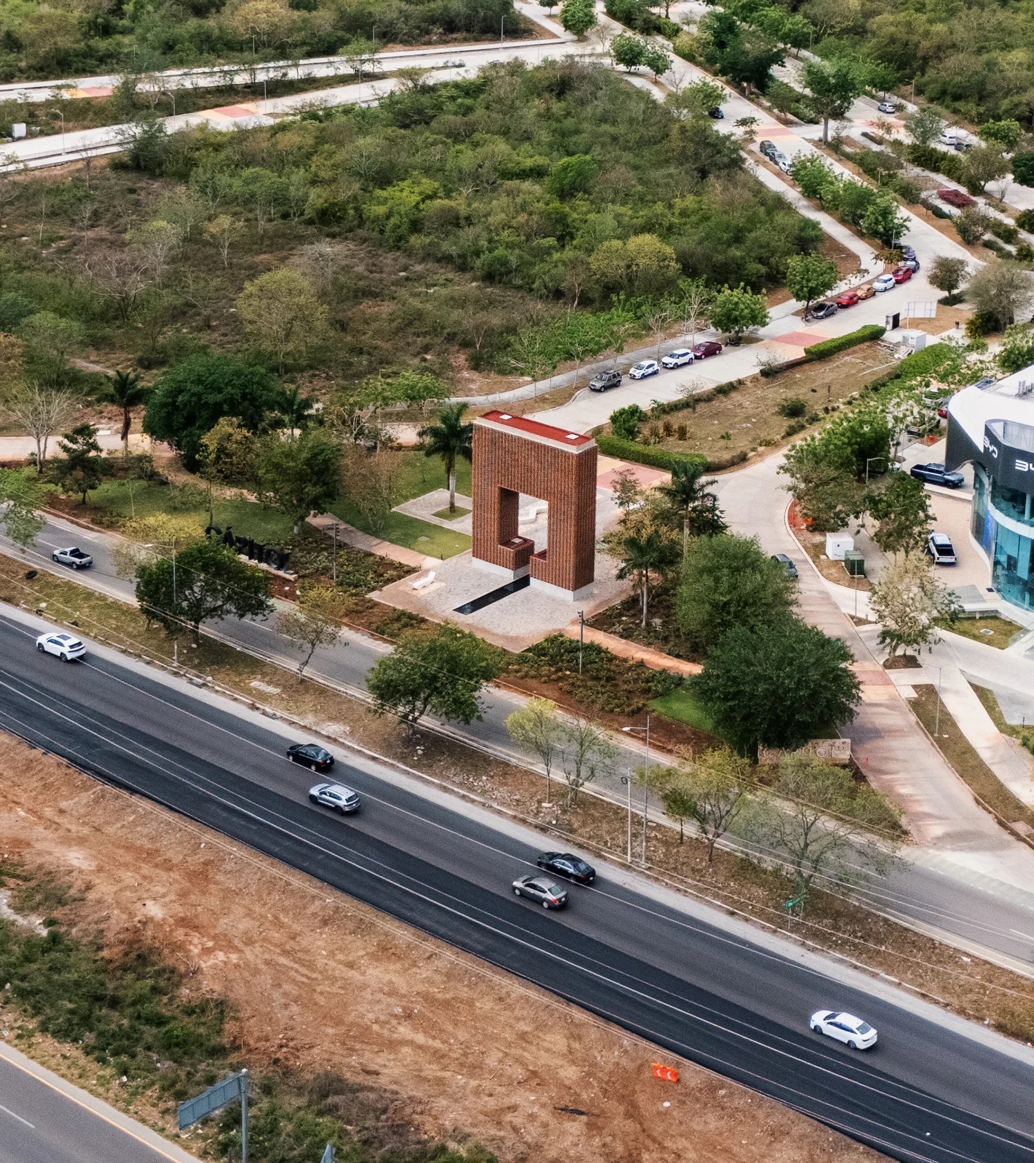 Vista aérea de Cápitol Distrito Urbano con la agencia BYD y el corredor Mérida–Progreso