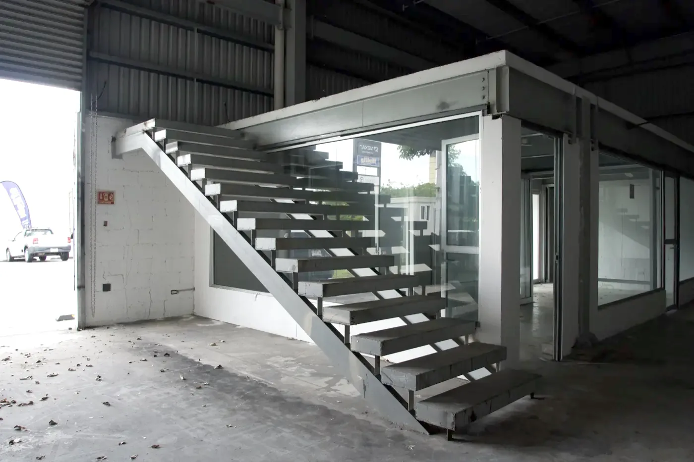 Escalera de acero hacia la oficina de cristal