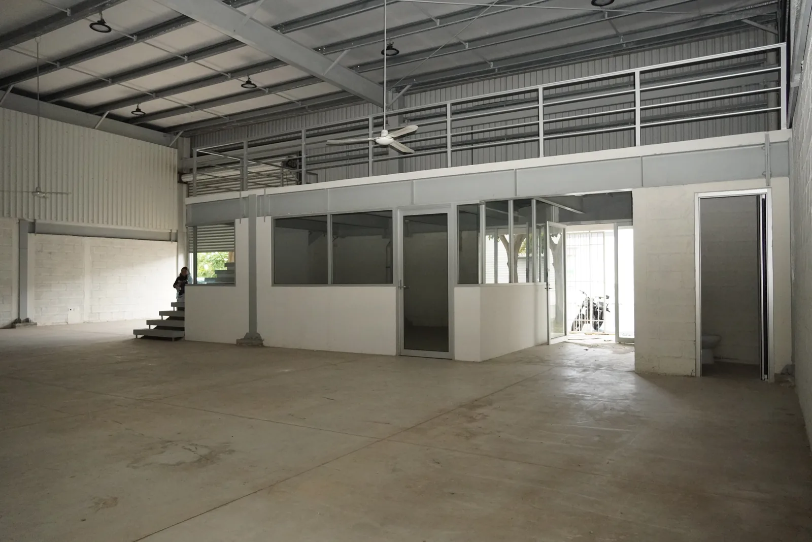 Interior de la nave con mezzanine y entrada de luz