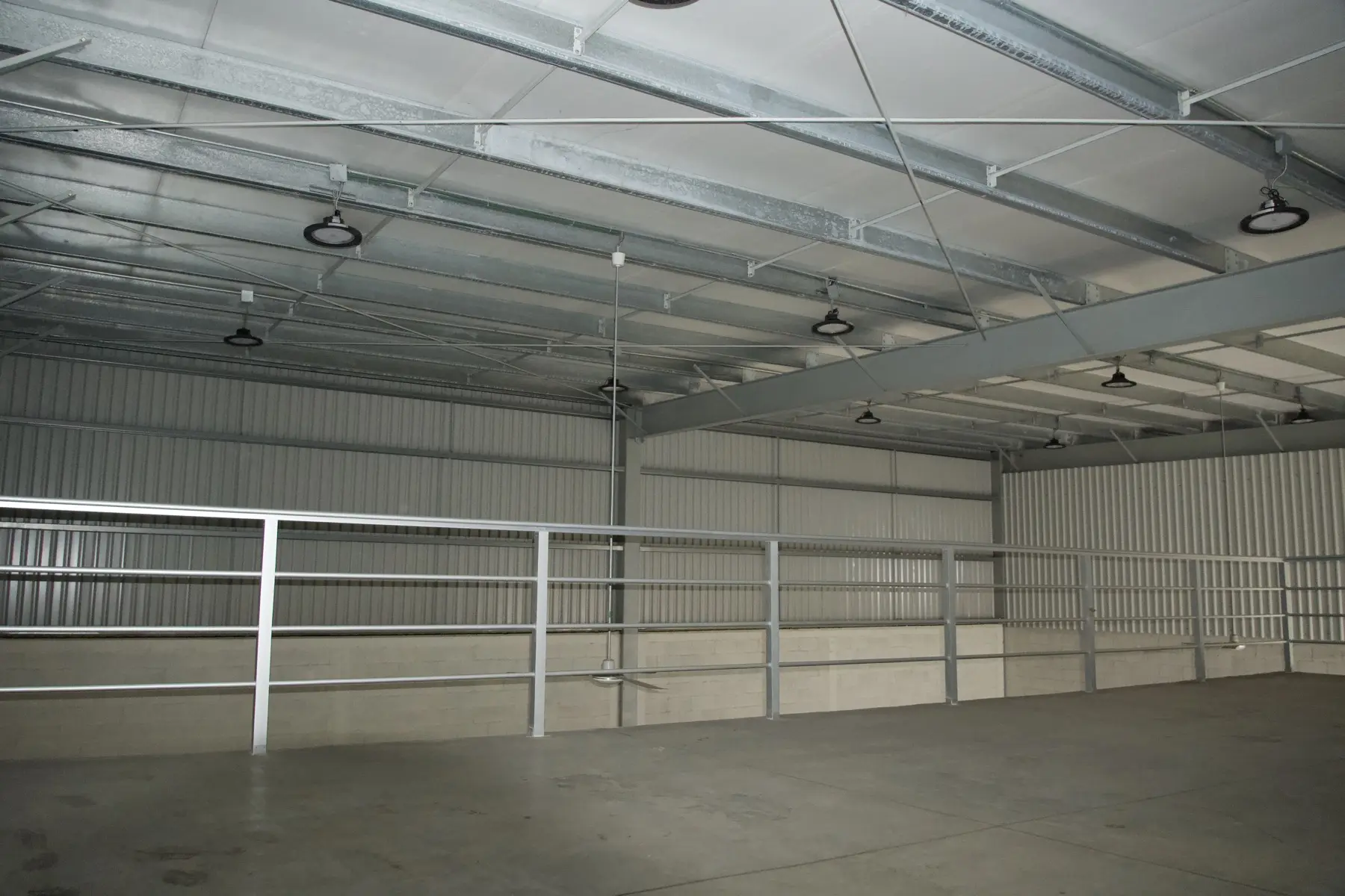 Nave amplia con mezzanine y estructura de acero