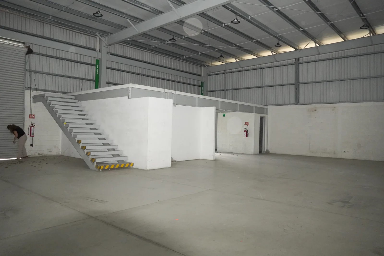 Nave con escalera de acceso a la mezzanine