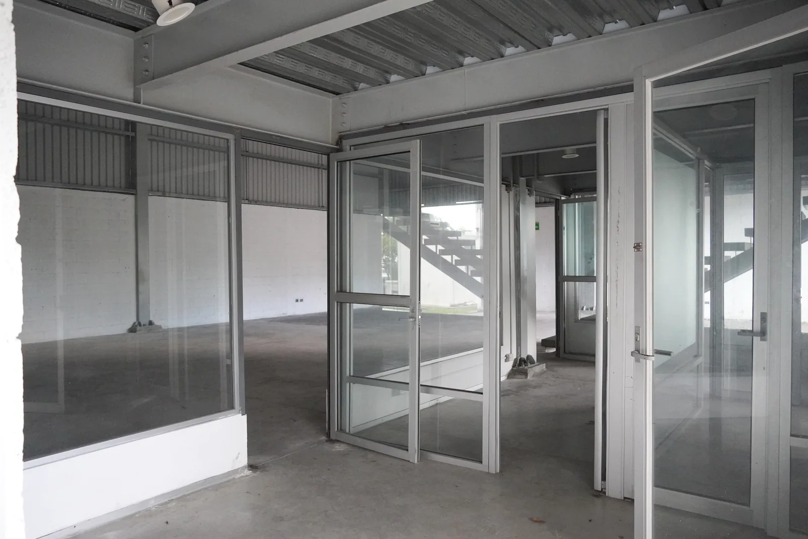 Oficina de cristal con divisiones en la mezzanine