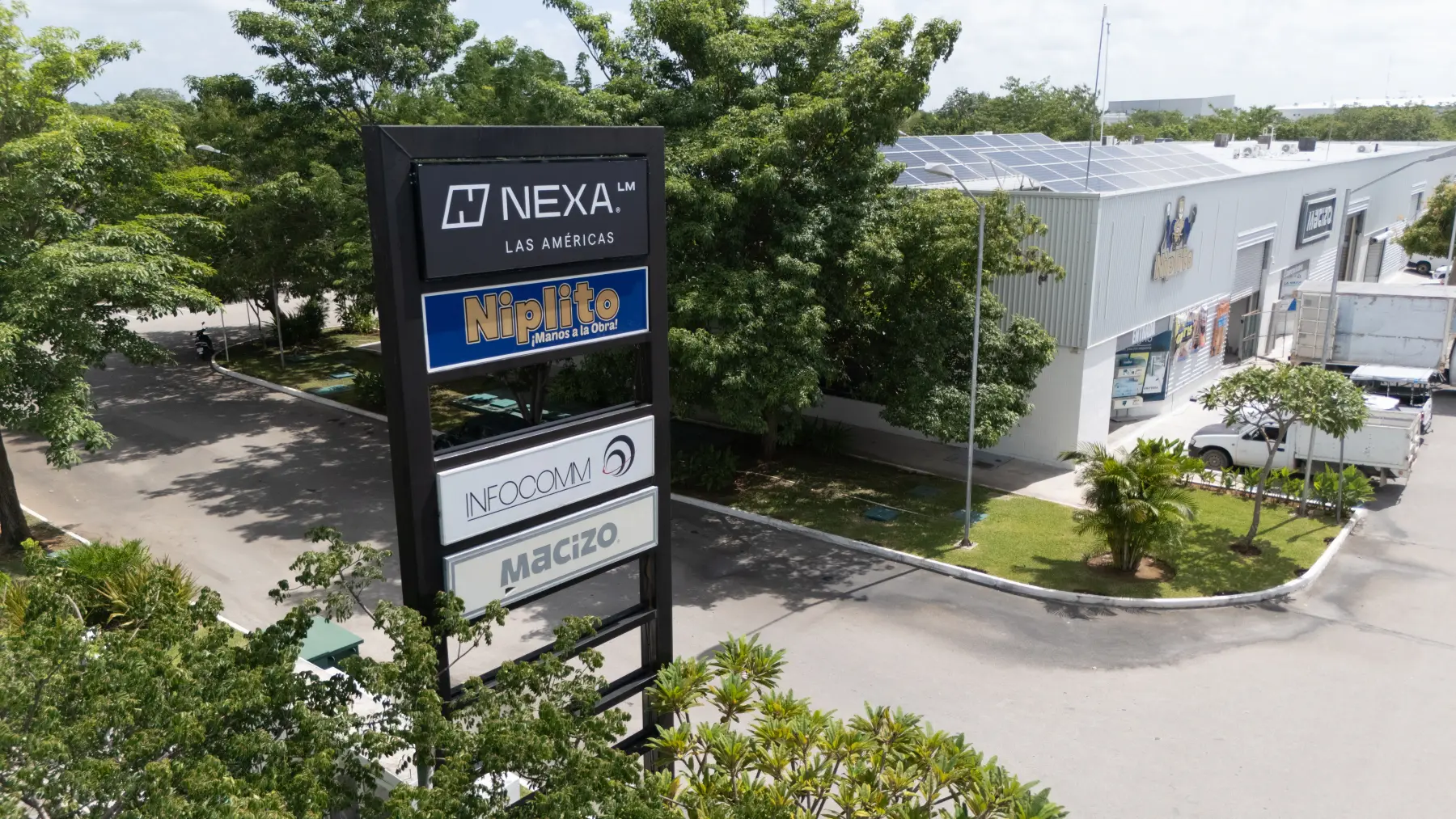 Acceso al complejo con el p&oacute;rtico Nexa Las Am&eacute;ricas