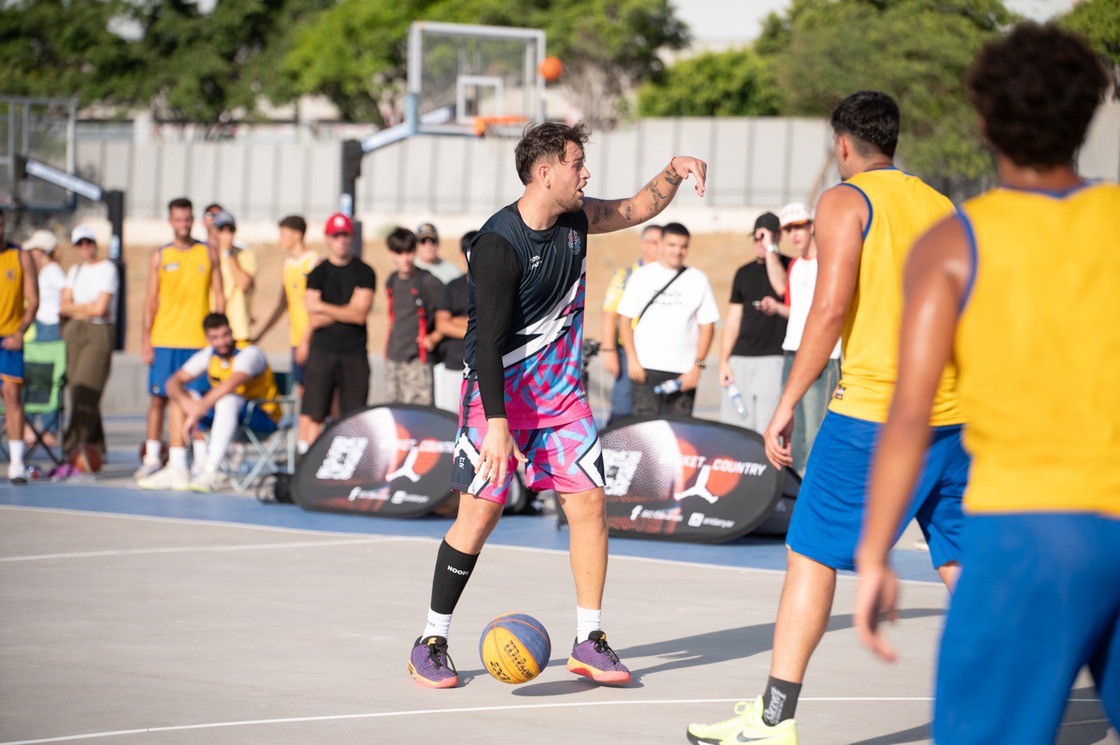Ale Mart&iacute;n con el bal&oacute;n