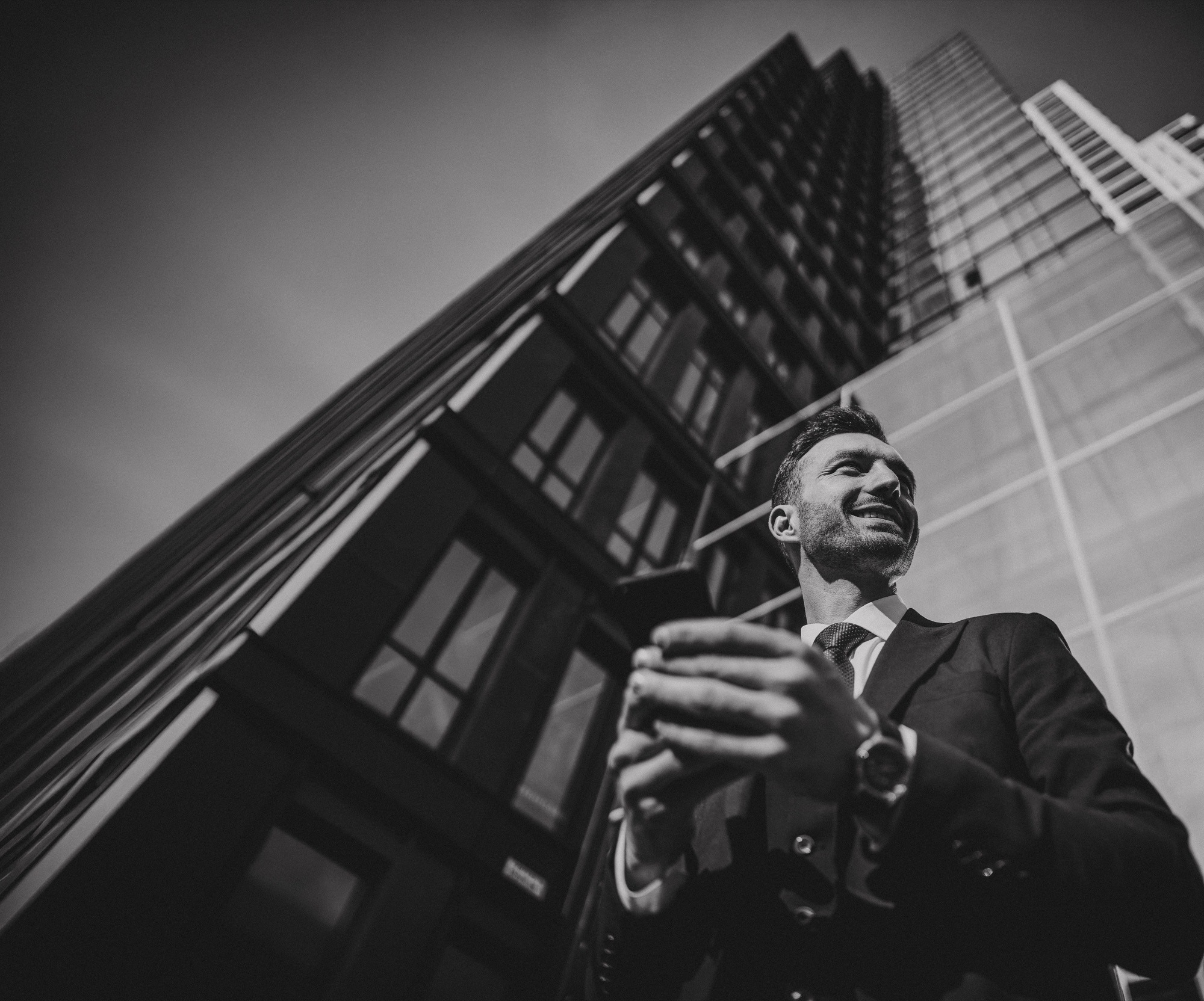 Bróker profesional frente a un corredor corporativo