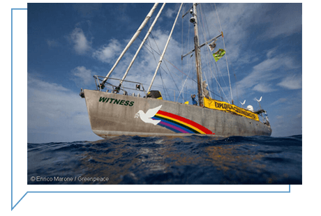 O veleiro Witness, do Greenpeace, está conduzindo a Expedição Costa Amazônica Viva com o objetivo de documentar os potenciais impactos da exploração de petróleo na costa amazônica. A região abriga uma biodiversidade única, incluindo o Grande Sistema de Recifes da Amazônia e vastos manguezais, que são essenciais para as comunidades locais em termos de alimentação e renda. No entanto, a indústria petrolífera está avançando sobre a área, com projetos como o bloco FZA-M-59, localizado na Bacia da Foz do Amazonas. Diante disso, a expedição navegará pela costa do Amapá e do Pará, colaborando com pesquisadores do Instituto de Pesquisa Científicas e Tecnológicas do Estado do Amapá (IEPA) para coletar dados sobre as correntes marítimas e contribuir para a compreensão e proteção desse ecossistema único.