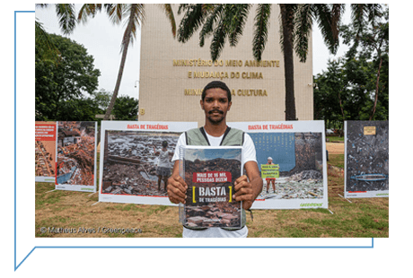 Na terça-feira, 5 de março, o Greenpeace Brasil entregou o abaixo-assinado “Basta de Tragédias” à Secretária Nacional de Mudanças do Clima, Ana Toni, no Ministério do Meio Ambiente (MMA), em Brasília. Com cerca de 16 mil assinaturas, o documento levou as vozes de milhares de brasileiros que pedem por ações que adaptem as cidades e se antecipem às tragédias climáticas. O ato em frente ao ministério antes da entrega expôs em totens fotos de tragédias climáticas e informações sobre os impactos desproporcionais para as pessoas. A ação foi uma forma de protestar pacificamente e chamar a atenção do governo federal para a necessidade de garantir celeridade na revisão e finalização do Plano Clima - Eixo Adaptação a fim de evitar mais mortes e perdas e preparar os territórios para a realidade climática. Além disso, foi destacada a importância fundamental da participação ampla e efetiva das pessoas mais impactadas na construção, implementação e monitoramento das políticas de adaptação.
