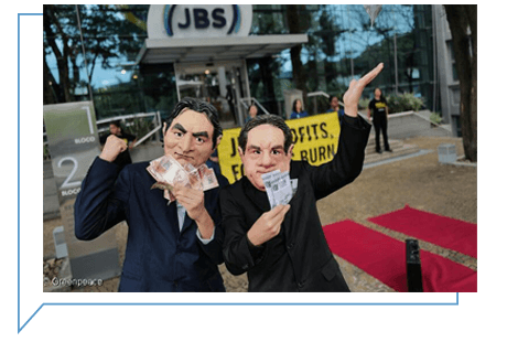 Em frente ao prédio sede da empresa ativistas se fantasiaram de “bilionários”, fazendo uma alusão aos sócios majoritários da JBS. Outros ativistas exibiram mais cartazes de protesto com o objetivo de chamar a atenção para o papel da empresa na destruição das florestas, em especial da Amazônia, e no consequente colapso climático.