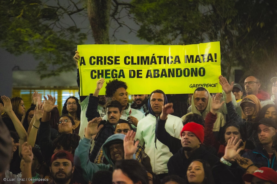 Na terça-feira, 5 de março, o Greenpeace Brasil entregou o abaixo-assinado “Basta de Tragédias” à Secretária Nacional de Mudanças do Clima, Ana Toni, no Ministério do Meio Ambiente (MMA), em Brasília. Com cerca de 16 mil assinaturas, o documento levou as vozes de milhares de brasileiros que pedem por ações que adaptem as cidades e se antecipem às tragédias climáticas. O ato em frente ao ministério antes da entrega expôs em totens fotos de tragédias climáticas e informações sobre os impactos desproporcionais para as pessoas. A ação foi uma forma de protestar pacificamente e chamar a atenção do governo federal para a necessidade de garantir celeridade na revisão e finalização do Plano Clima - Eixo Adaptação a fim de evitar mais mortes e perdas e preparar os territórios para a realidade climática. Além disso, foi destacada a importância fundamental da participação ampla e efetiva das pessoas mais impactadas na construção, implementação e monitoramento das políticas de adaptação.