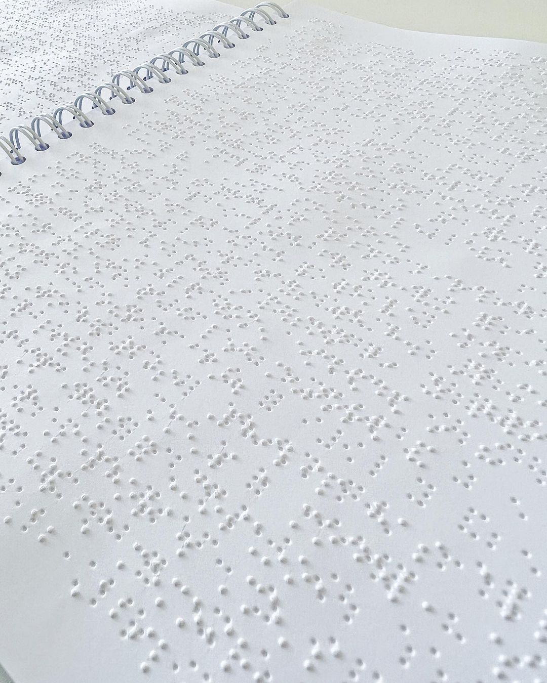 British Vogue dergisinin Braille alfabesiyle basılan özel sayısının sayfalarından birisinin yakından çekilmiş bir fotoğrafı.