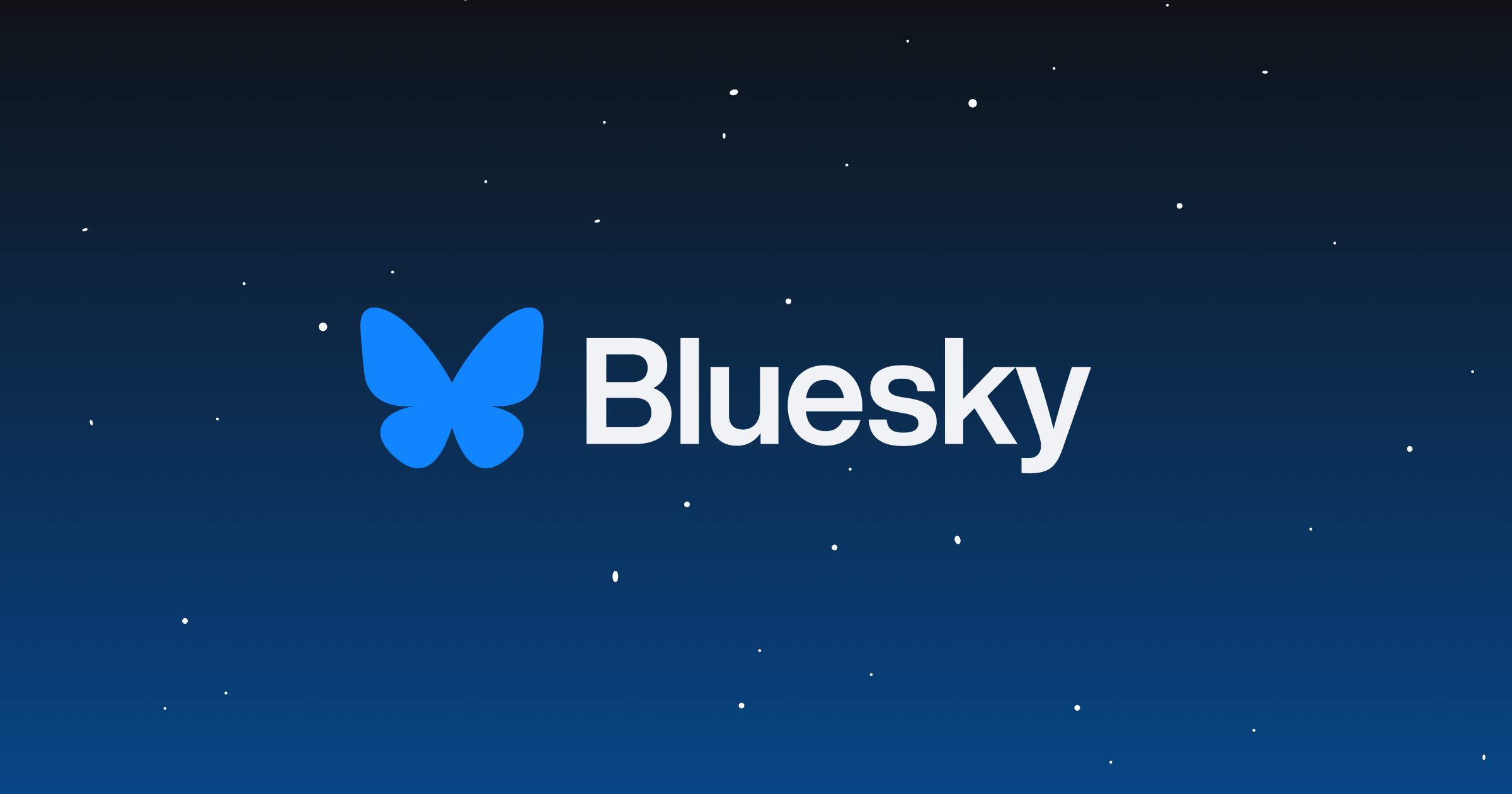 Gece gökyüzü şeklindeki bir arka planın üstünde mavi bir kelebek logosu ve yanında beyaz renkte Bluesky yazısı olan bir görsel.