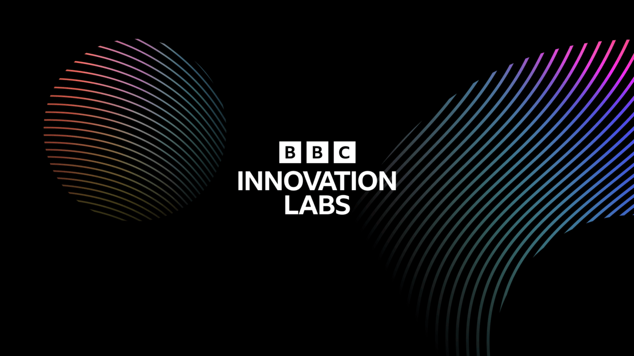 Siyah üzerine neon çizgilerin olduğu bir arka planın üzerinde beyazla BBC Innovation Labs yazıyor.