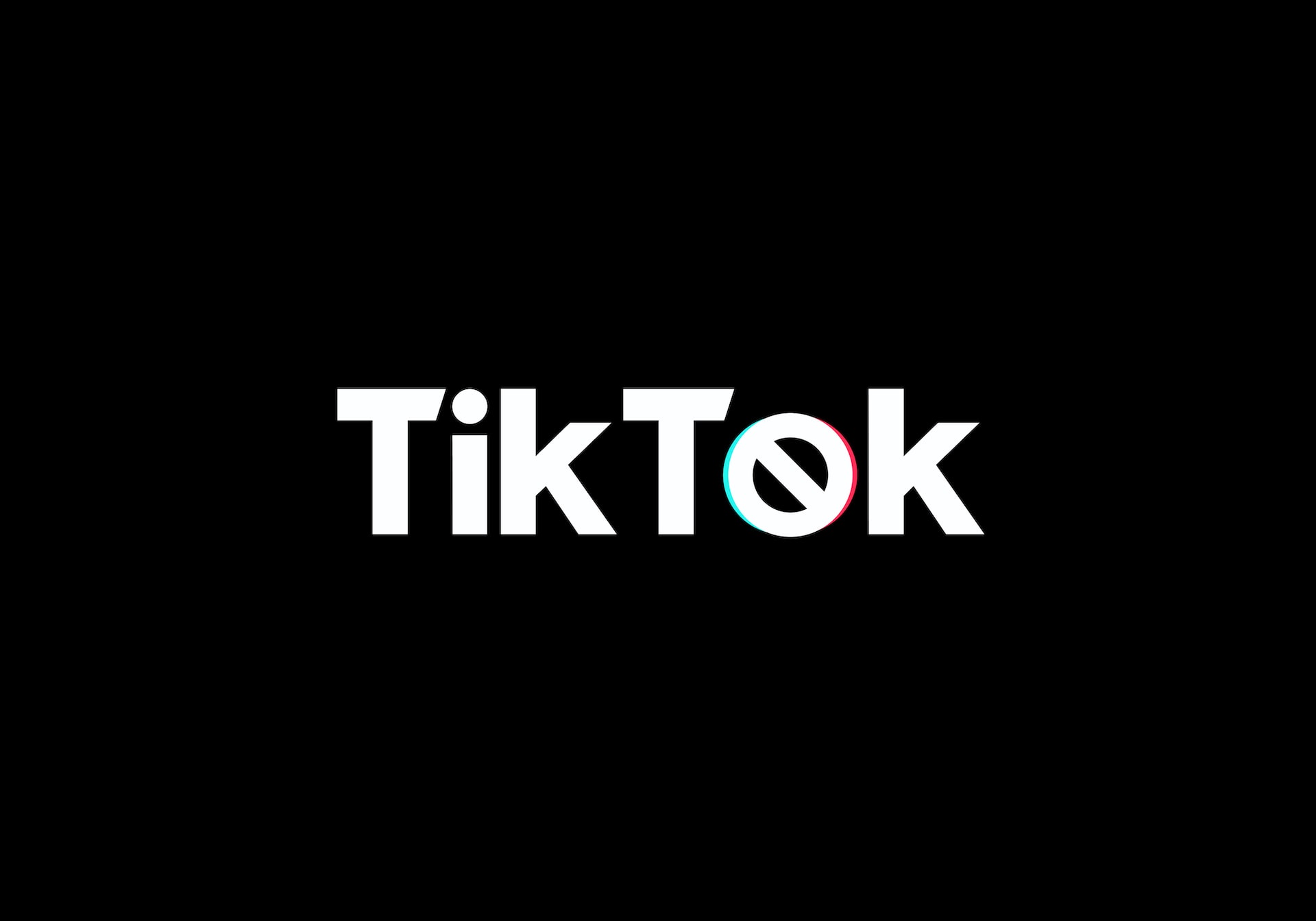 Siyah arka plan üzerinde TikTok'un logosu var ama O harfi girilmez işaretine dönüştürülmüş.
