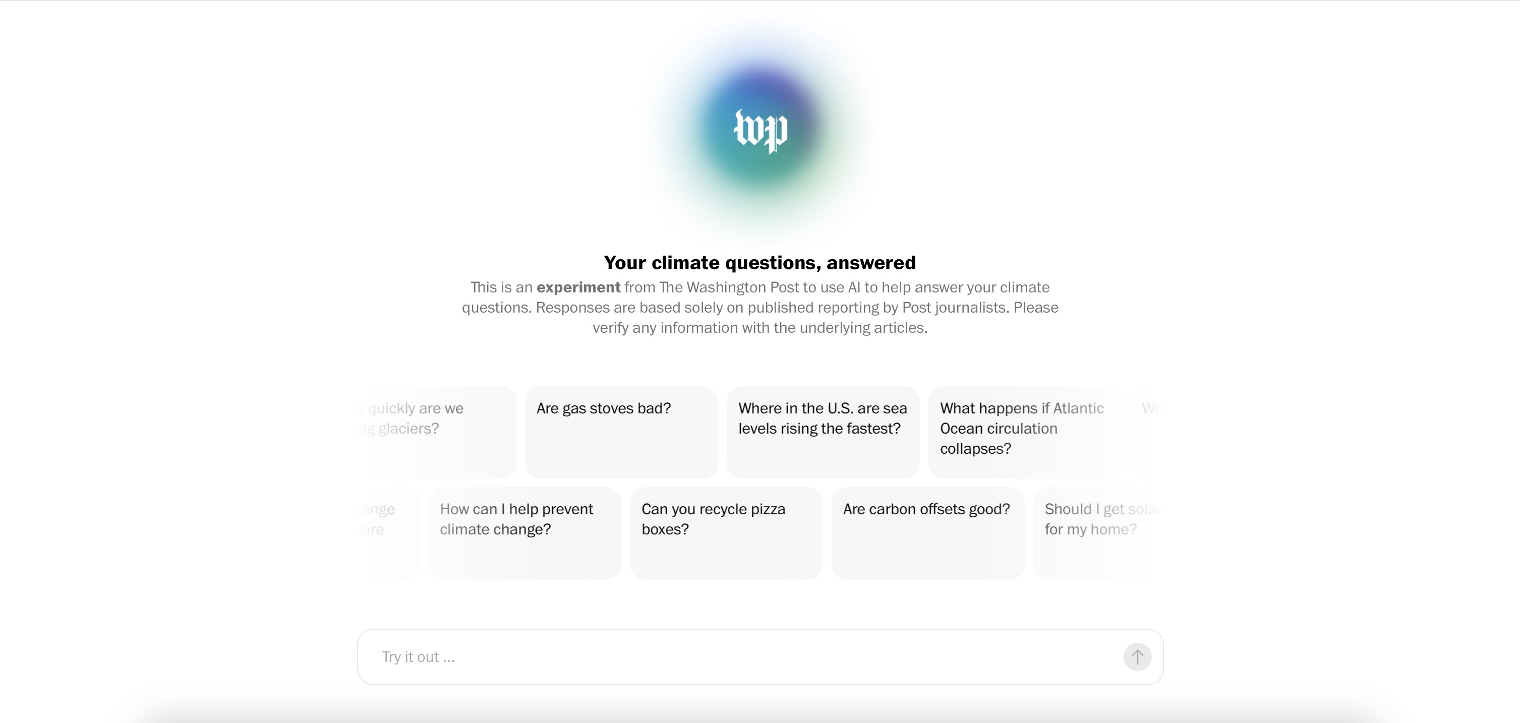 Washington Post'un Climate Answers botunun ekran görüntüsü. WaPo logosunun altında "your climate questions answered" yazıyor ve onun altında da örnek sorular kayıyor. En altta da bir metin kutusu var.
