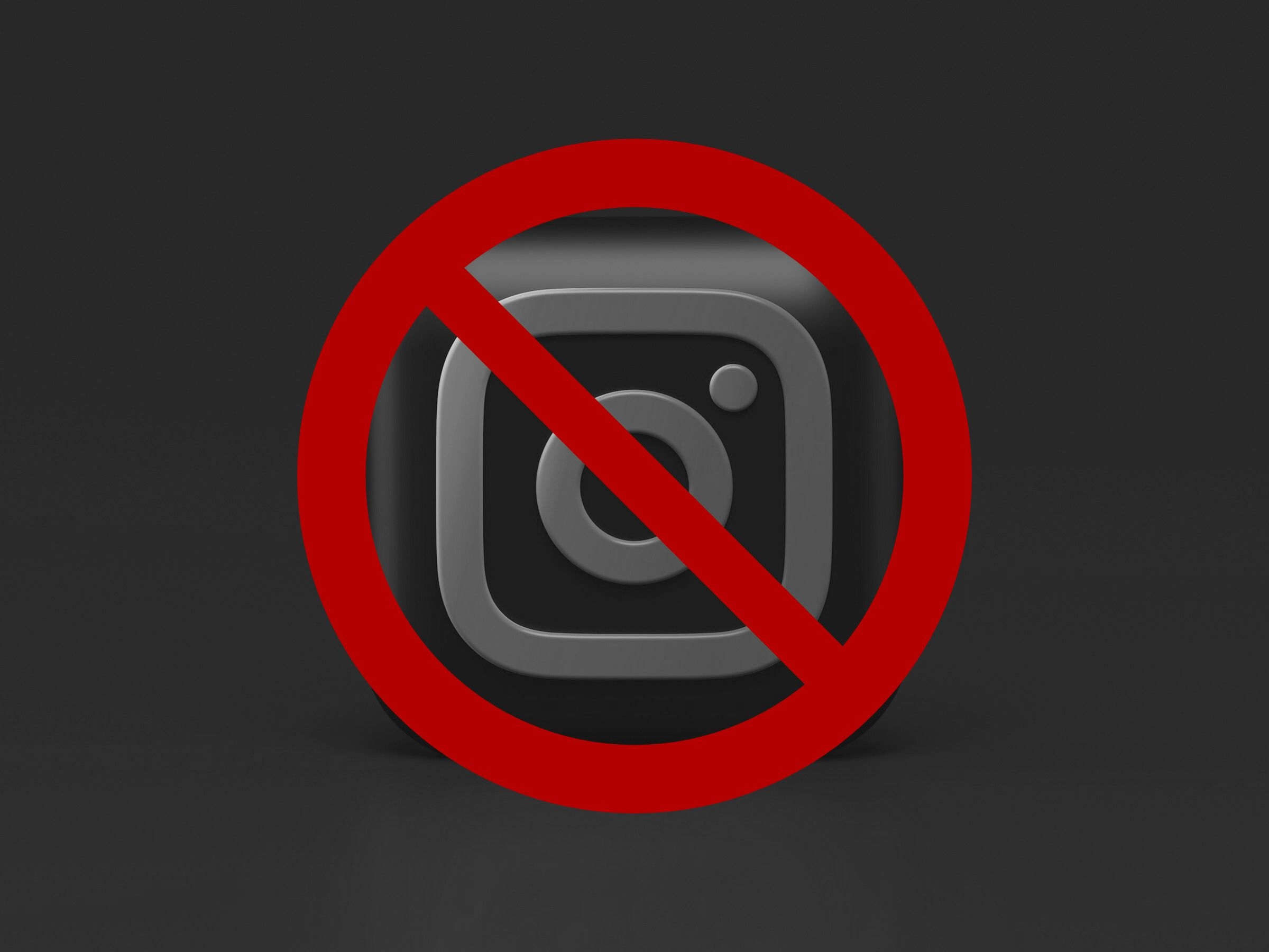 Siyah beyaz bir Instagram logosunun üzerinde kırmızı yasak sembolü var.