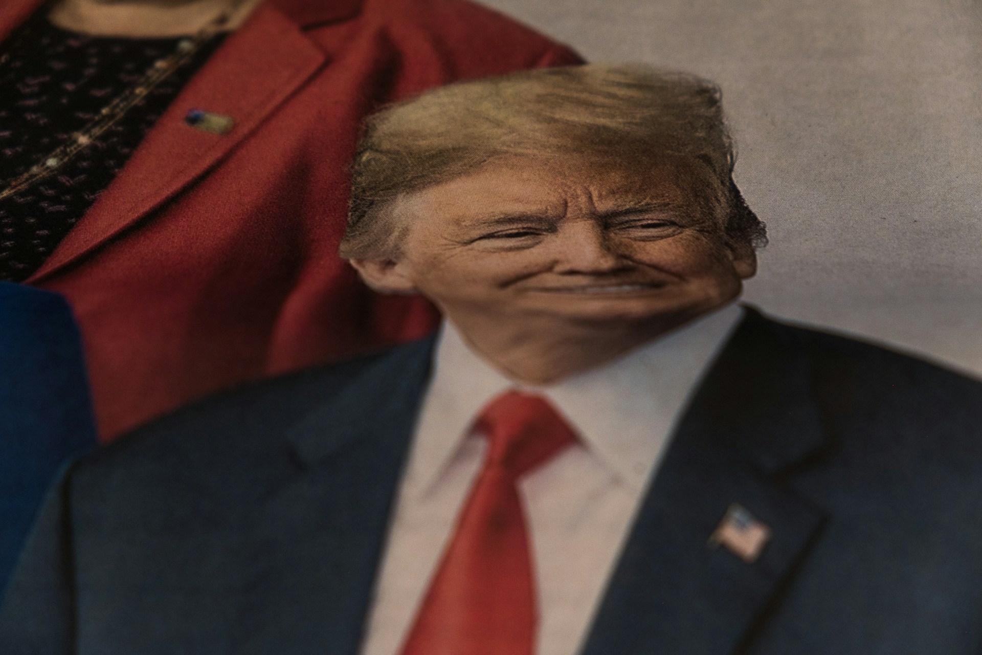 Bir gazetedeki Trump fotoğrafı gazetenin katlanma yerine denk geldiği için bozulmuş bir şekilde görünüyor.