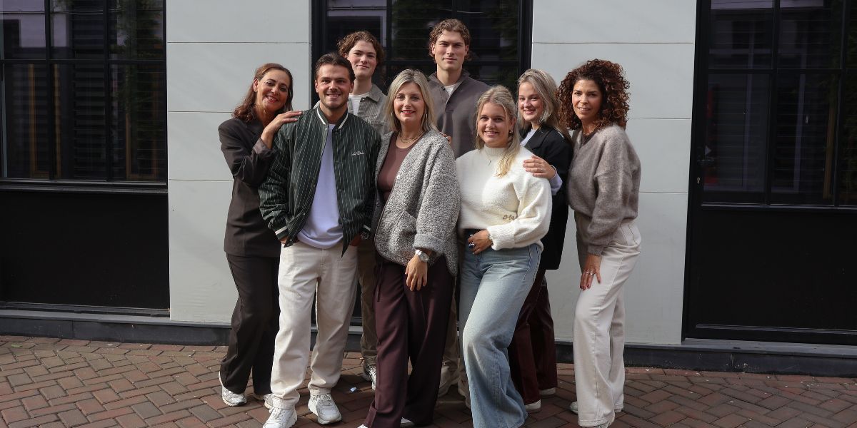 Team NewStyle Roosendaal voor de winkel, klaar om klanten te adviseren